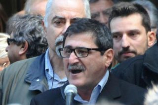 Πελετίδης κατά επιχειρηματιών στην Πάτρα