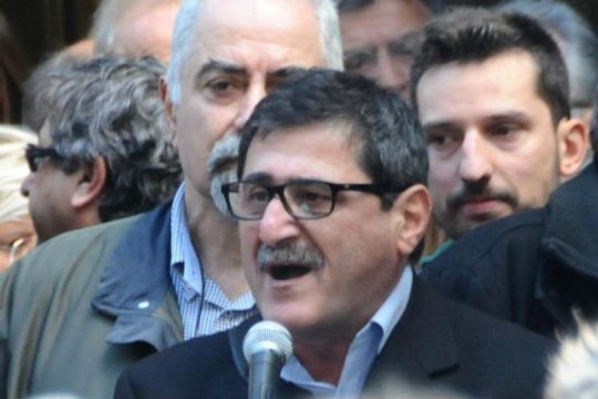 Πελετίδης κατά επιχειρηματιών στην Πάτρα