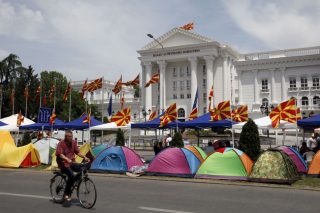 Στήθηκαν «στρατόπεδα» και μύρισε… μπαρούτι