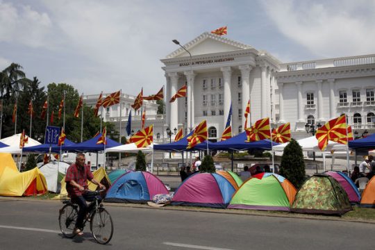 Στήθηκαν «στρατόπεδα» και μύρισε… μπαρούτι