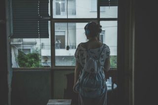 Κλεφτές ματιές στη δυστυχία των άλλων