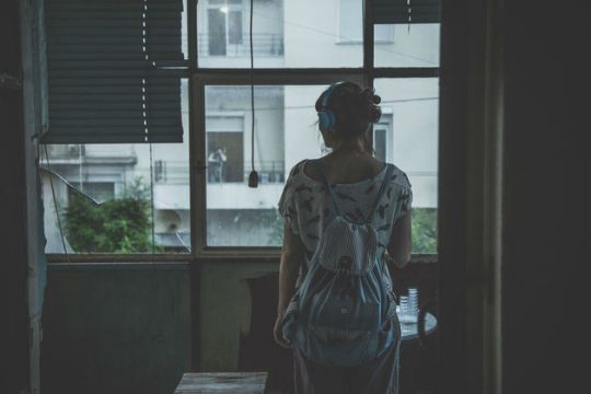 Κλεφτές ματιές στη δυστυχία των άλλων