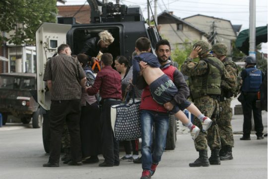 Αιματηρές συγκρούσεις στα Σκόπια, εν μέσω πολιτικής κρίσης