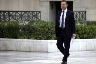 Κάτω τα χέρια από τον Στουρνάρα!