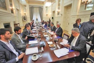 Θεσμική… πρόσκληση