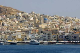 Ο αντιεισαγγελέας «απέναντι» στη Μητρόπολη Σύρου