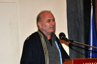 Πλαντάζει η σκηνή με ποίημα: Αταφοι Νεκροί