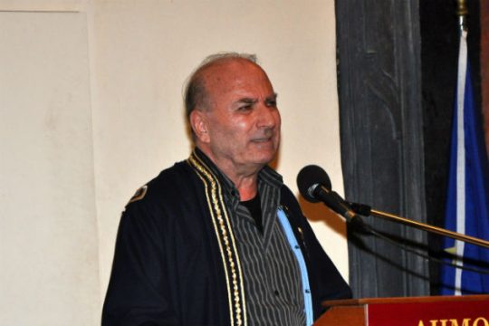 Πλαντάζει η σκηνή με ποίημα: Αταφοι Νεκροί