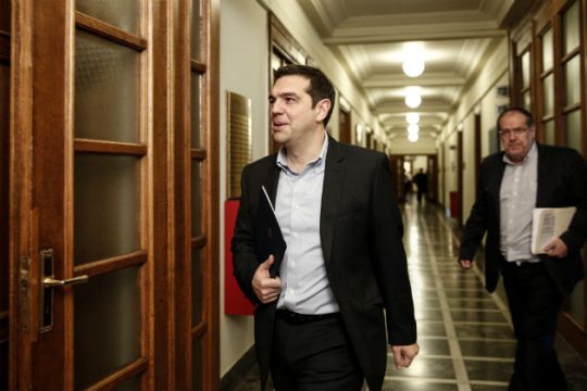 Αχνό φως στο βάθος του τούνελ