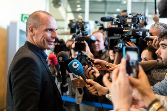 Μήνυμα στις καθαρίστριες, με αποδέκτη τους δανειστές, στέλνει ο Βαρουφάκης