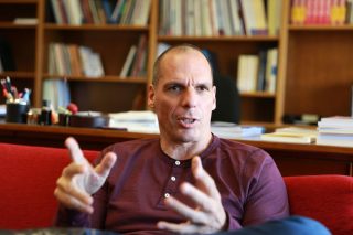 Βαρουφάκης: «Η ευρωζώνη αν δεν αλλάξει θα πεθάνει»