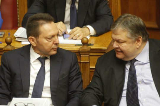ΠΑΣΟΚ: Η κυβέρνηση καθοδηγεί τις επιθέσεις κατά Στουρνάρα