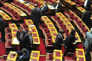 Εντάσεις, αποχωρήσεις και πολλές τροπολογίες