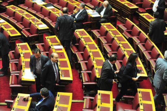 Εντάσεις, αποχωρήσεις και πολλές τροπολογίες