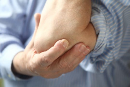 Εννιά ατάκες για το κάταγμα του Σαμαρά στον αγκώνα