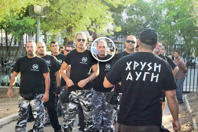 Θέλει ο χρυσαυγίτης να κρυφτεί αλλά… ο φακός δεν τον αφήνει