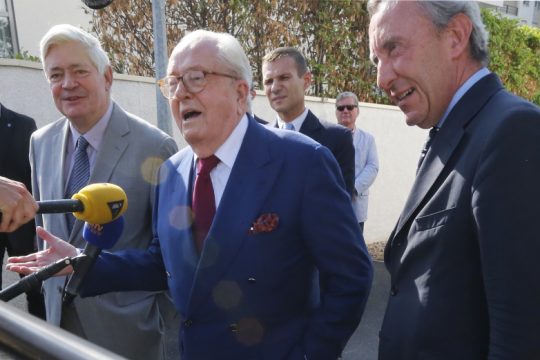 Σε «διαθεσιμότητα» ο Ζαν Μαρί Λεπέν