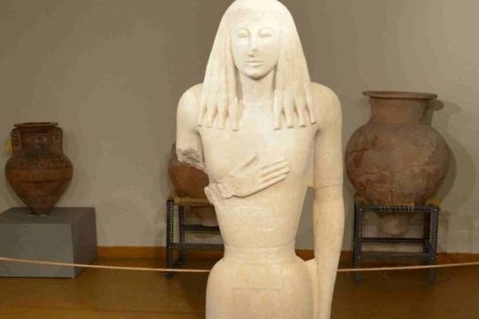 Κόρη αναδυόμενη από αποθήκες