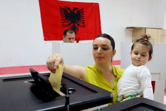 Σε κλίμα πόλωσης οι δημοτικές εκλογές