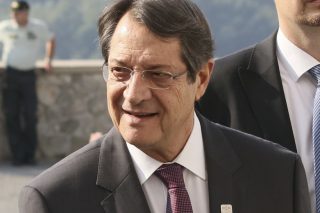 Σε βοηθητικό ρόλο για την Ελλάδα ο πρόεδρος