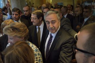 Μαζί σε θεατρική παράσταση Αναστασιάδης και Ακιντζί