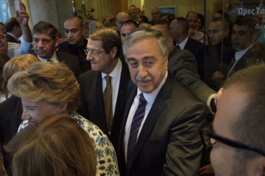 Μαζί σε θεατρική παράσταση Αναστασιάδης και Ακιντζί