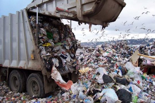 Εκλογικές αποζημιώσεις και εργολάβοι καθαριότητας οι πρώτοι στόχοι