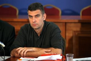 «Αφεντικά» στις απειλές και στους εκβιασμούς