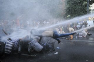 Ηλεκτρο-σοκ στην κυβέρνηση