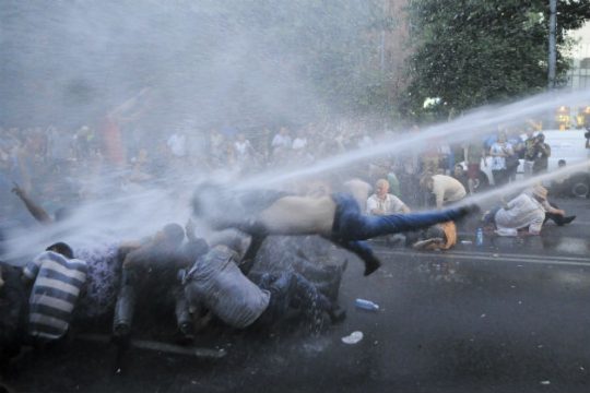 Ηλεκτρο-σοκ στην κυβέρνηση