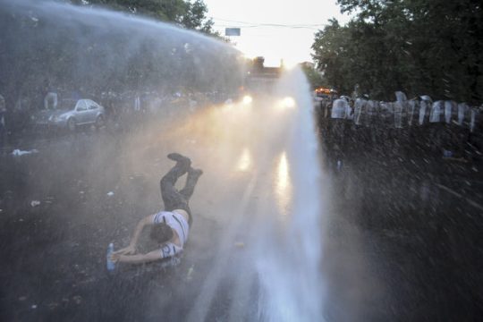 Υγρή… ηλεκτροπληξία αυξήσεων στην Αρμενία