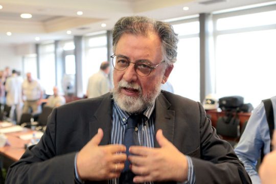 «Βελάκια» κατά… πάντων