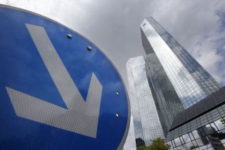 Εισβολή εισαγγελέα στα κεντρικά της Deutsche Bank