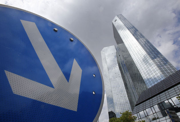 Εισβολή εισαγγελέα στα κεντρικά της Deutsche Bank
