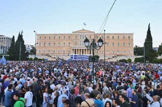 Η σιωπηρή πλειοψηφία αποφεύγει να επιλέξει στρατόπεδο