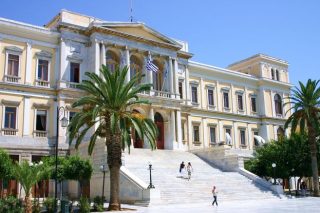 Σ’ εκείνα εκεί τα μάρμαρα