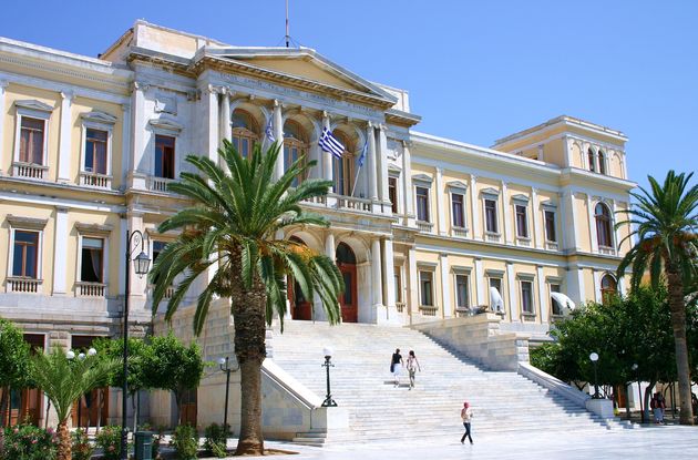 Σ’ εκείνα εκεί τα μάρμαρα
