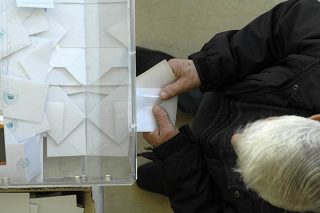 Στήνουν κάλπες και περιμένουν