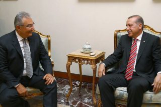 Προς «μεγάλο συνασπισμό» με… προξενήτρα τον Μπαϊκάλ
