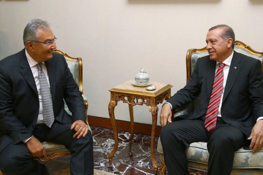 Προς «μεγάλο συνασπισμό» με… προξενήτρα τον Μπαϊκάλ