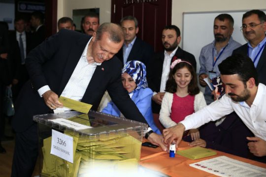 Ο Ερντογάν μετρά τις δυνάμεις του