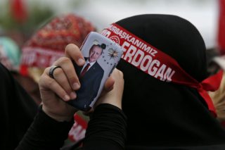 Mε… μηνύσεις θέλει να κυβερνήσει o Ερντογάν
