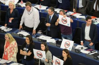 Καταργούν δικαιώματα για χάρη πολυεθνικών