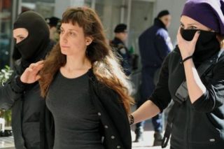 Εύλογες απορίες για την κράτηση της Εύης Στατήρη