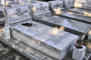 8 μήνες για βεβήλωση εβραϊκού νεκροταφείου