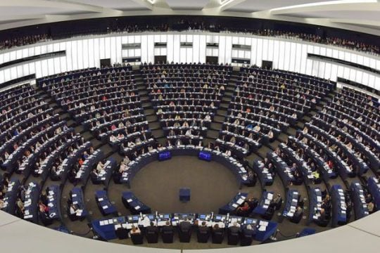 Το Ευρωκοινοβούλιο «κλείνει το μάτι» στο ΝΑΤΟ