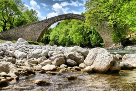 O Aχελώος, το Γιοφύρι του Κοράκου και η περιφέρεια