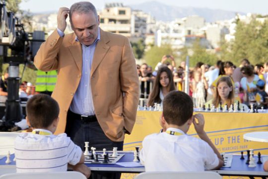 Πολιτικά παίγνια στη σκακιέρα του Γκάρι Κασπάροφ