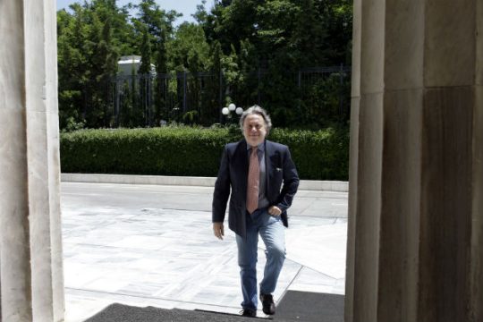 Λύση για τους απολυμένους συμβασιούχους του ΟΑΕΕ