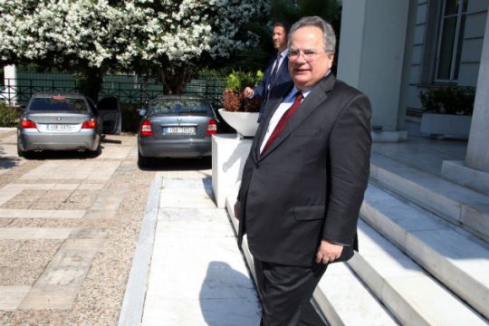Κοτζιάς: «Λύση για εγγυήσεις και απόσυρση ξένων στρατών»